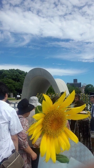 平和式典で福島への想いのこもったひまわりを献花しました