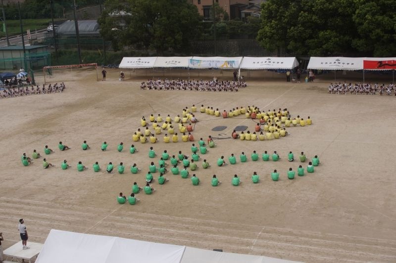 山口県島田中の体育祭で「人文字」ひまわりアート登場