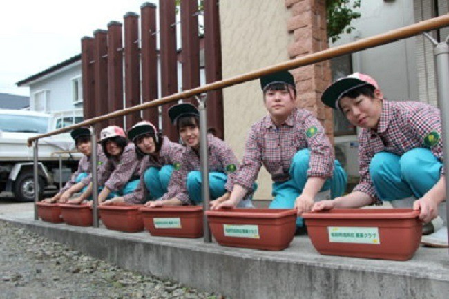 福島県立福島明成高等学校　草花専攻班の皆様と「ほっとライフ」様との種まき